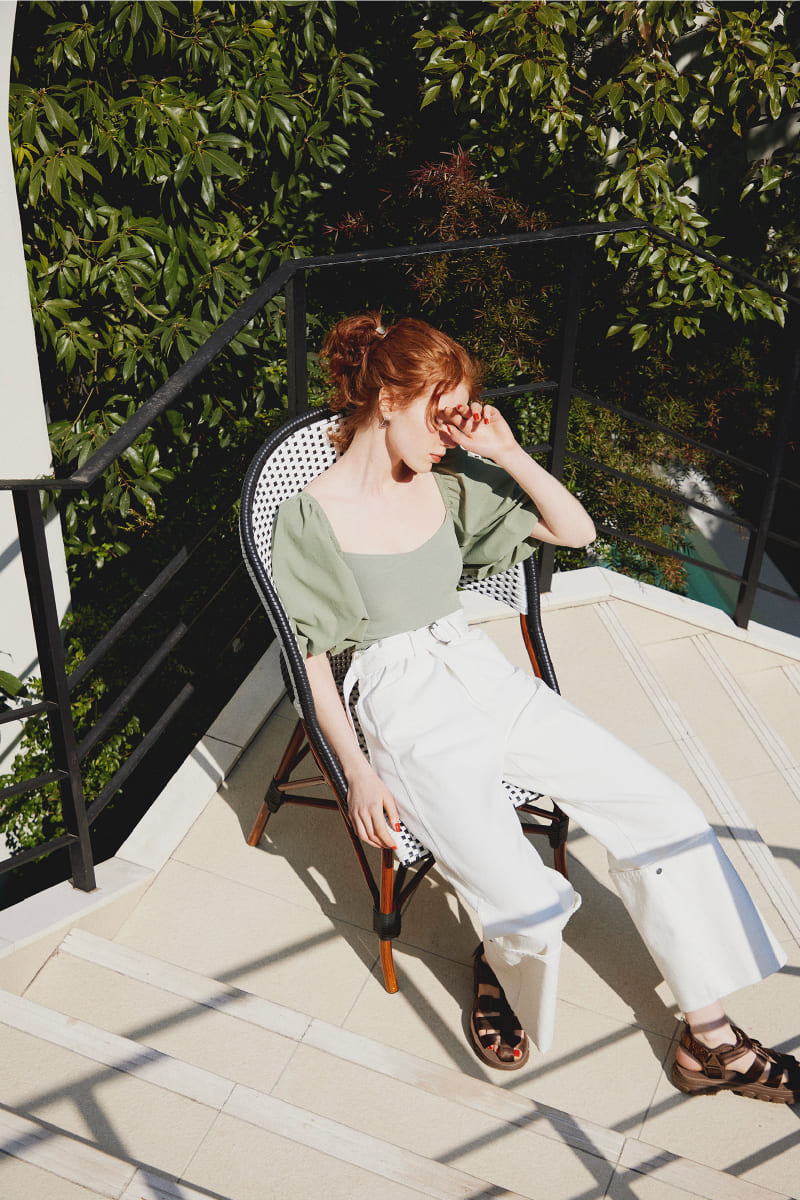 カーキの水着を着たモデル