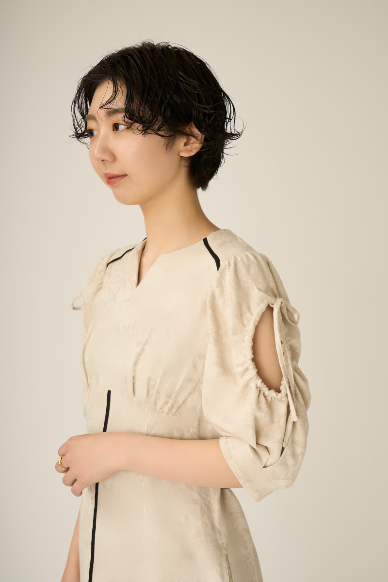 バイカラーラインワンピースを着た女性モデル