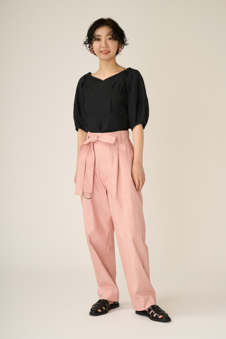 コルセットディテールトップスを着た女性モデル