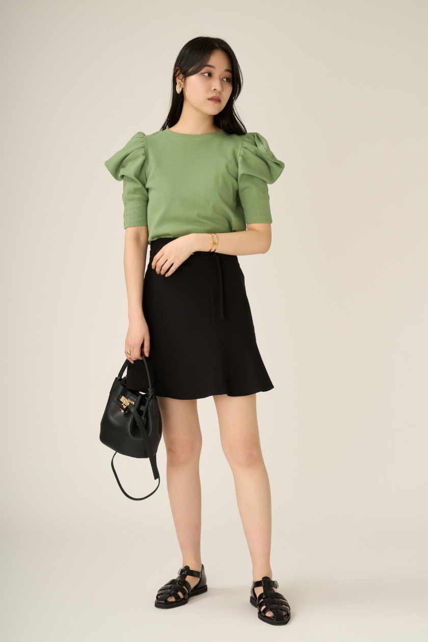 バイカラーラインワンピースを着た女性モデル