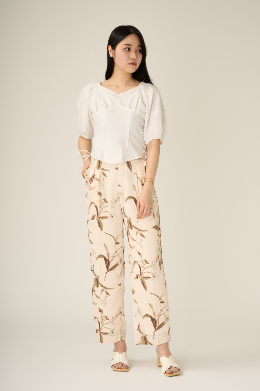 コルセットディテールトップスを着た女性モデル