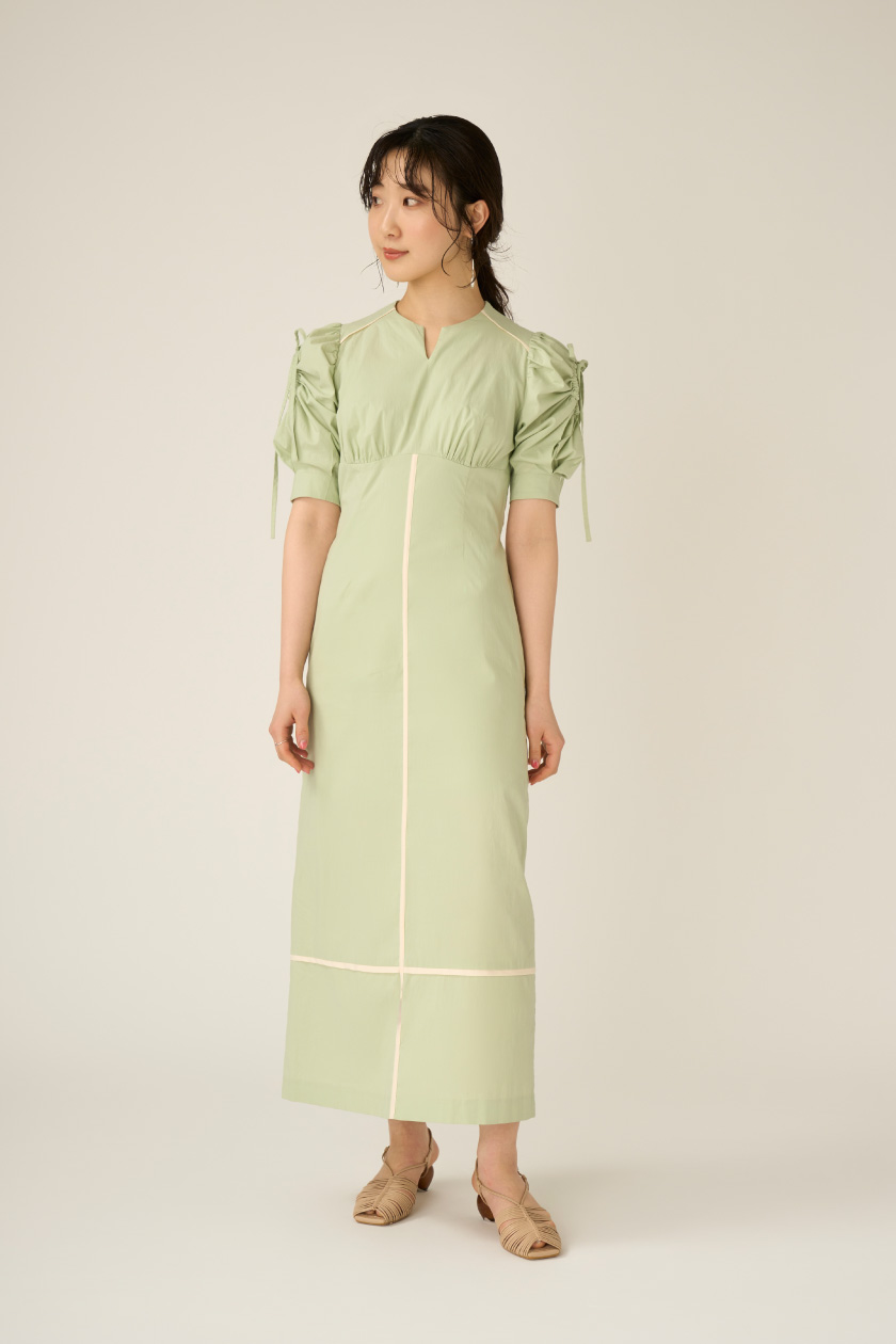 バイカラーラインワンピースを着た女性モデル