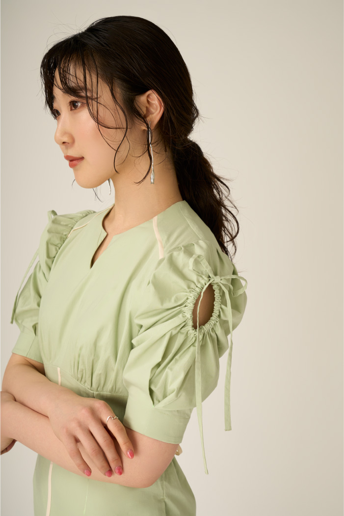 バイカラーラインワンピースを着た女性モデル