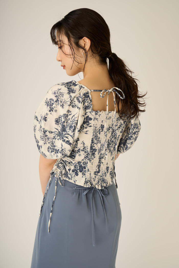 コルセットディテールトップスを着た女性モデル