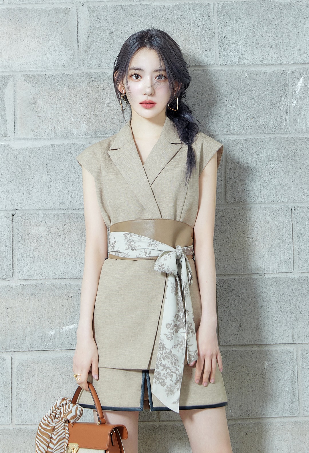 ベージュのセットアップを着た宮脇咲良