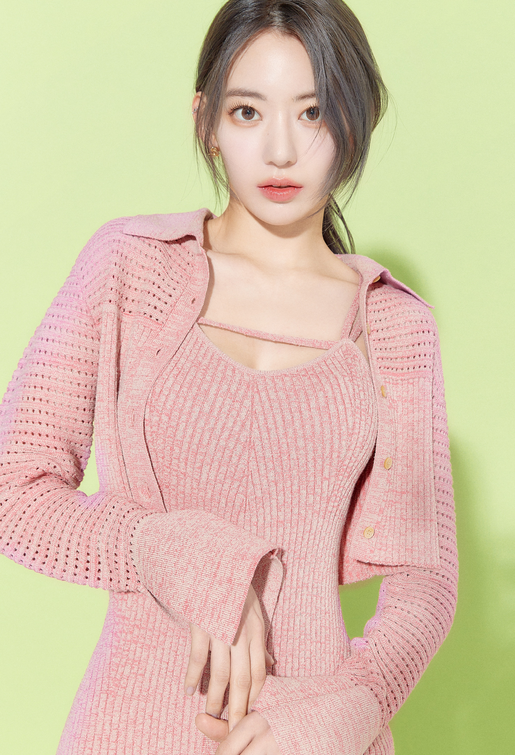 ピンクのドレスを着た宮脇咲良