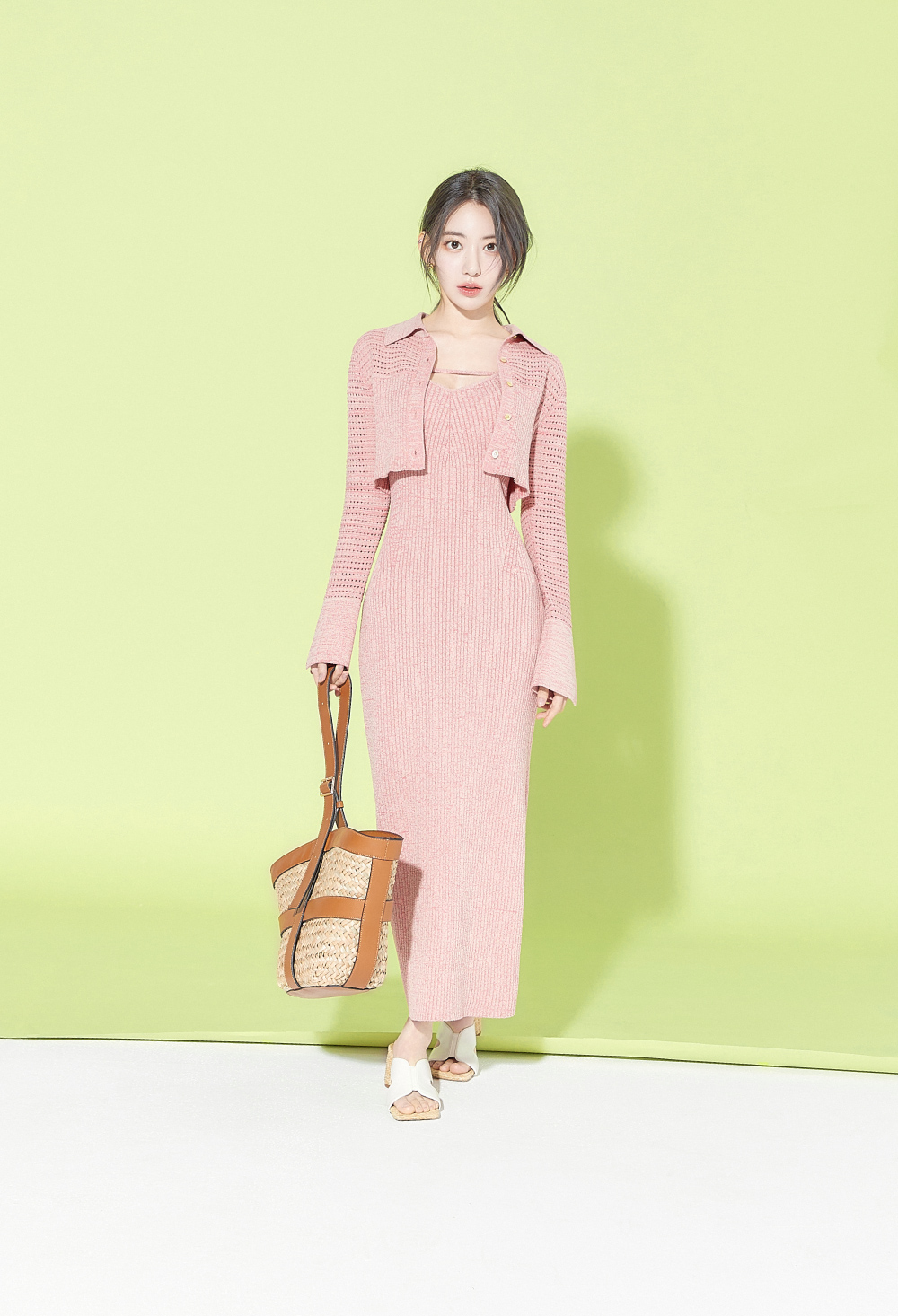 ピンクのドレスを着た宮脇咲良