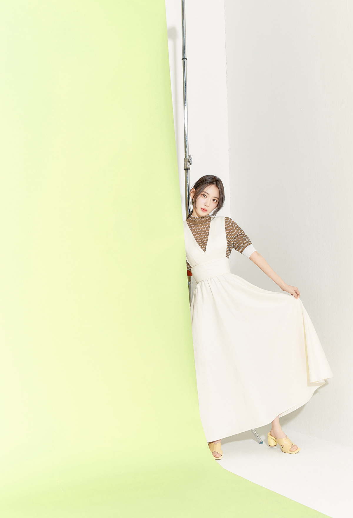 サロペットドレスを着た宮脇咲良