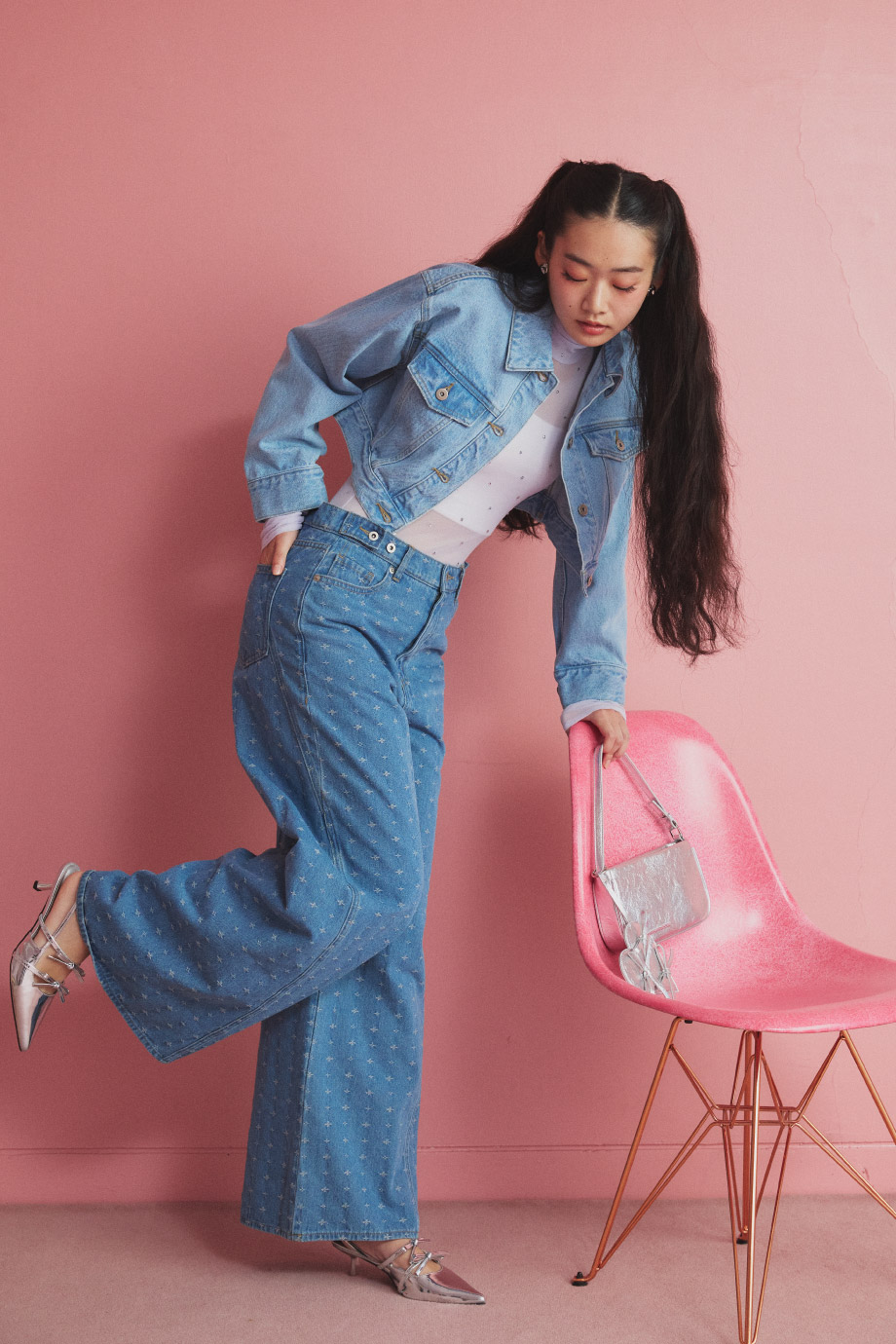 クロップドデニムジャケット・【WEB限定カラー】 [L.B CANDY STOCK]デコラティブスキンボディースーツ・ラインワイドデニムパンツ・ミニリボンバッグ・ハートイヤリング・リボンディティールミュールを着床した女性
