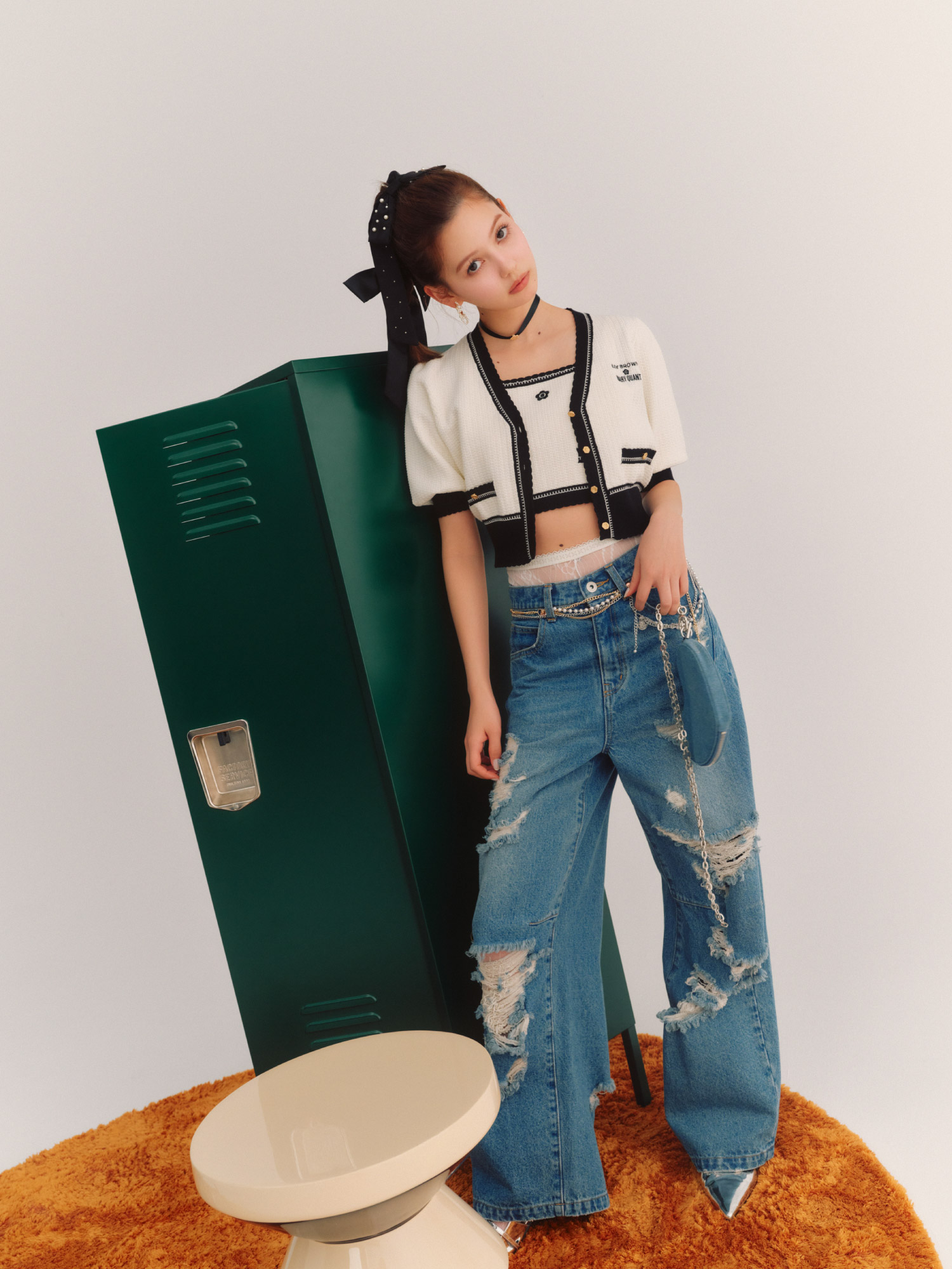 【LILY BROWN×MARY QUANT】バイカラーパフニットカーディガン・【LILY BROWN×MARY QUANT】クロップドニットビスチェ・【WEB限定00サイズあり】 ブロークンワイドデニムパンツ・リボンディティールミュール・マルチウェイチェーンベルト・ミニハートバッグ・[L.B CANDY STOCK]ビジューリボンヘアフック・【LILY BROWN×MARY QUANT】チョーカーチェーンネックレスセット・バリエパールイヤリングを着用した女性