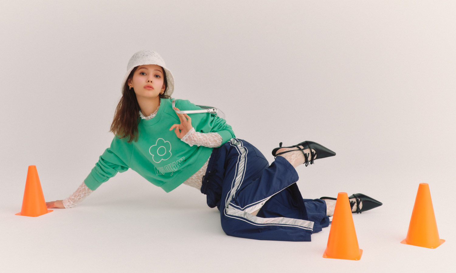 【LILY BROWN×MARY QUANT】デイジークロップドスウェット・シアーレーストップス・【WEB限定00サイズあり】 サイドライントラックパンツ・リボンディティールミュール・バリエーションハット・シアーレースハイソックス・フープイヤリング・ミニリボンバッグを着用した女性