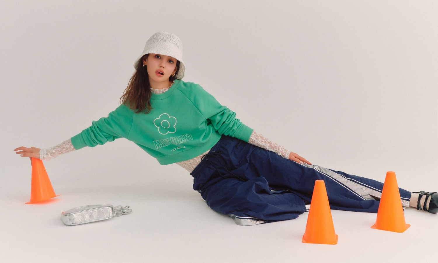 【LILY BROWN×MARY QUANT】デイジークロップドスウェット・シアーレーストップス・【WEB限定00サイズあり】 サイドライントラックパンツ・リボンディティールミュール・バリエーションハット・シアーレースハイソックス・フープイヤリング・ミニリボンバッグを着用した女性