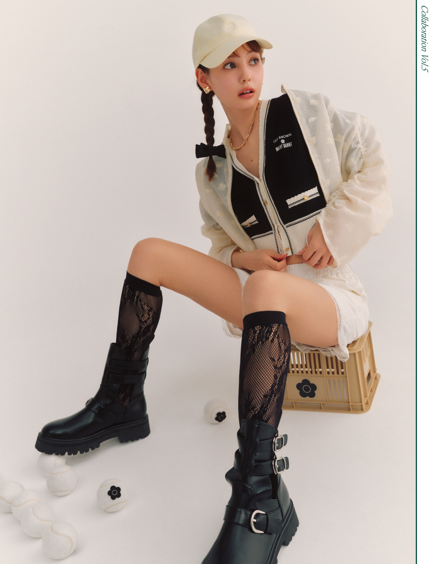 【LILY BROWN×MARY QUANT】バイカラーパフニットカーディガン・シアージャガードドロストブルゾン・レーストリムショートパンツ・バックルブーツ・シアーレースハイソックス・LBロゴ刺繍キャップ・ローズモチーフリボンバレッタ・ハートイヤリング・レイヤードネックレスを着用した女性