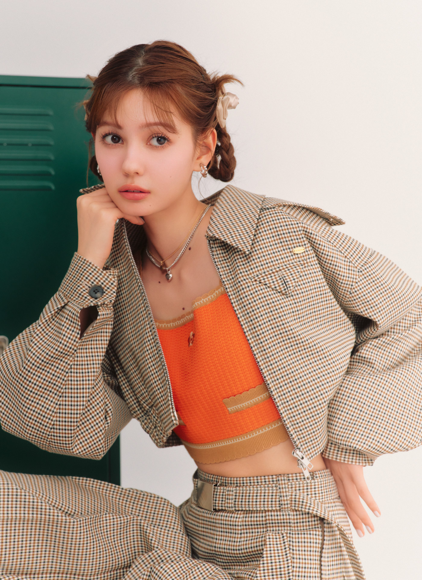 クロップドブルゾン・【LILY BROWN×MARY QUANT】クロップドニットビスチェ・ステップヘムスリットプリーツスカート・メリージェーンパンプス・【LILY BROWN×MARY QUANT】チョーカーチェーンネックレスセット・レイヤードネックレス・フープイヤリング・ローズモチーフリボンバレッタ・【LILY BROWN Lingerie】3wayハートポーチを着用した女性