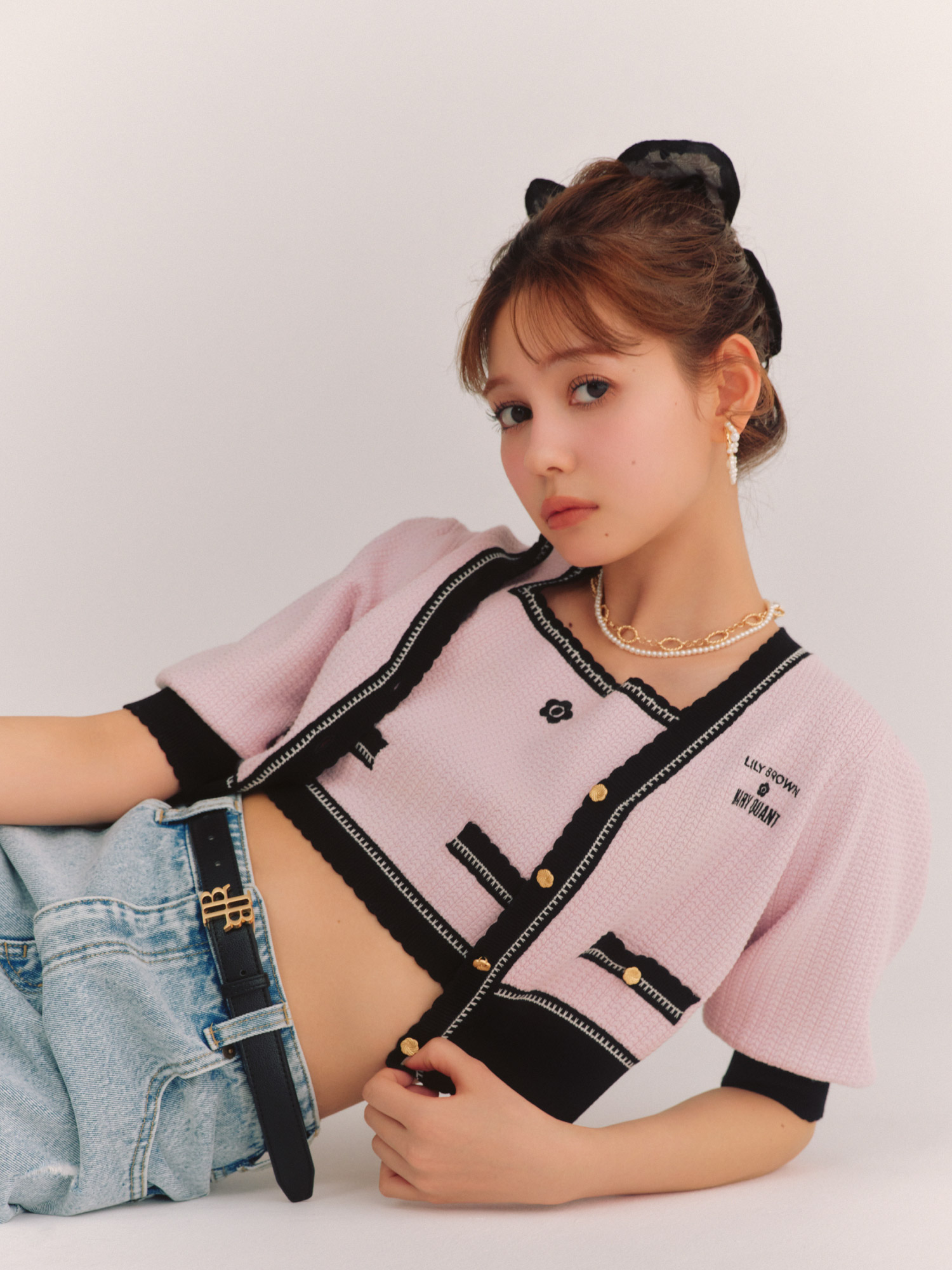 【LILY BROWN×MARY QUANT】バイカラーパフニットカーディガン・【LILY BROWN×MARY QUANT】クロップドニットビスチェ・デニムハーフパンツ・ロゴバックルベルト・チョーカーパールネックレス・【LILY BROWN Lingerie】メニーハートフラワーシュシュ・バリエパールイヤリングを着用した女性
