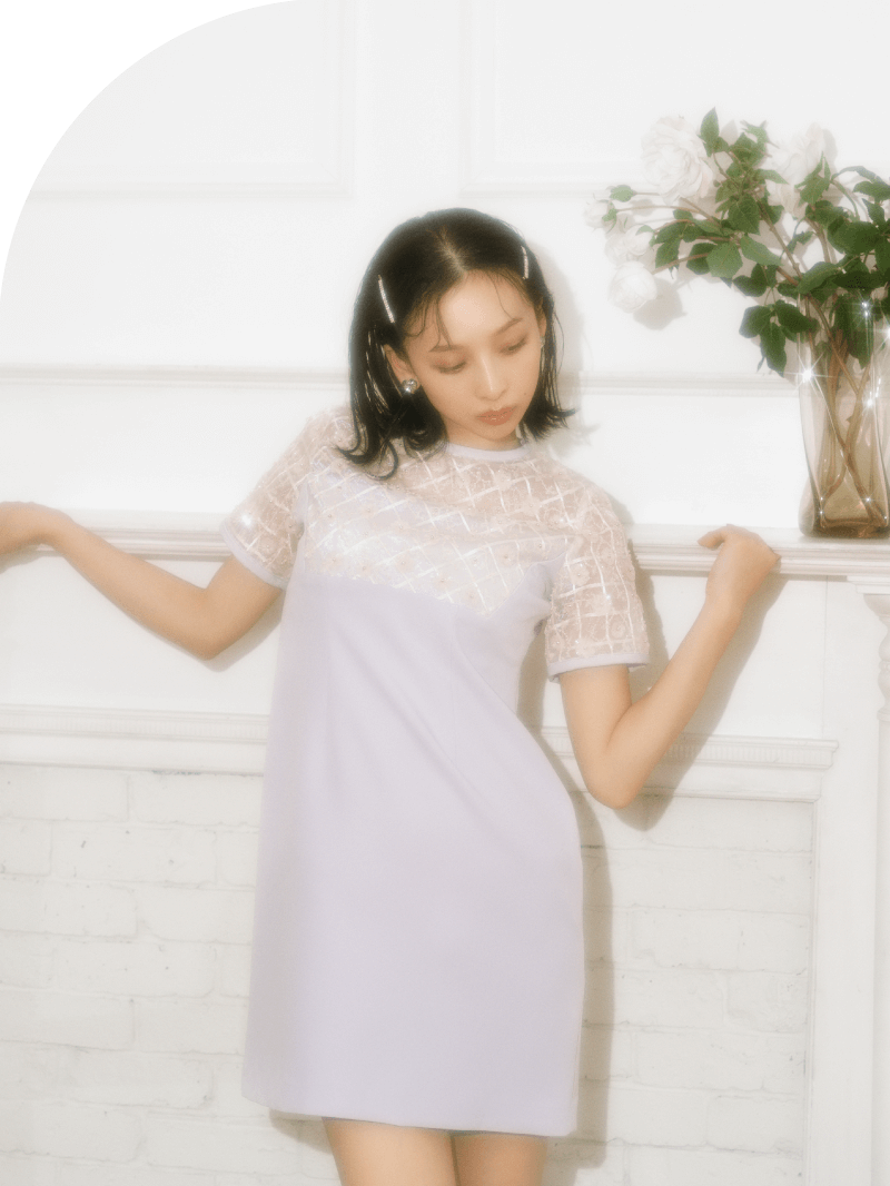 [L.B CANDY STOCK]ビジューミニドレス・リボンバレッタセット・ハートイヤリングを着用した女性