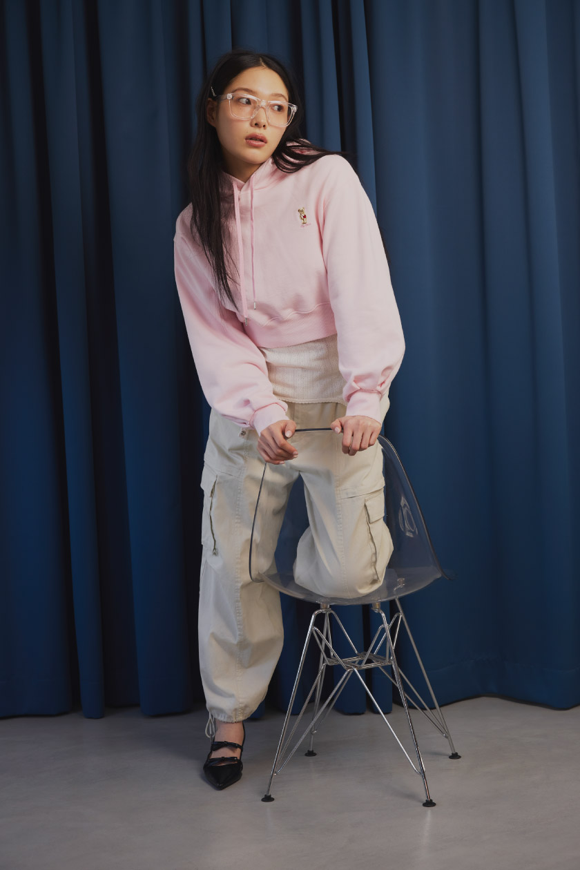 【WEB限定カラー】 Lily Bearパーカー・【WEB限定00サイズあり】 2wayスリットカーゴパンツ・リボンディティールミュール・ビッグフレームウェリントンメガネ・リボンバレッタセットを着用した女性