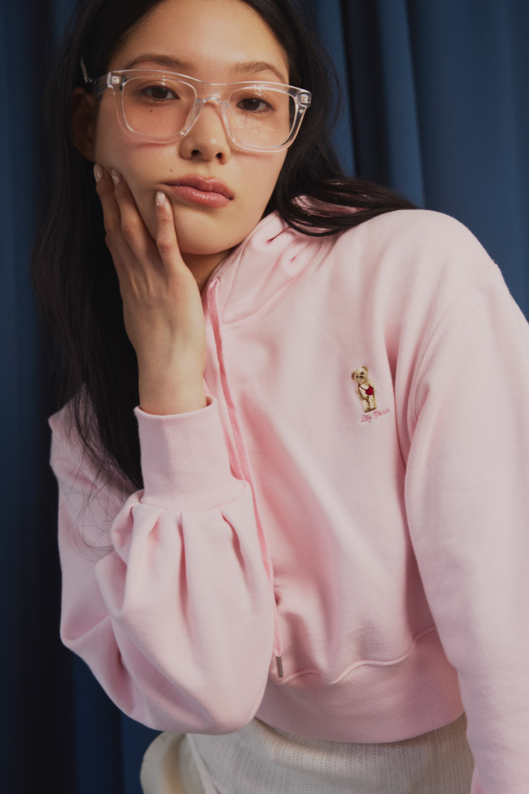 【WEB限定カラー】 Lily Bearパーカー・【WEB限定00サイズあり】 2wayスリットカーゴパンツ・リボンディティールミュール・ビッグフレームウェリントンメガネ・リボンバレッタセットを着用した女性