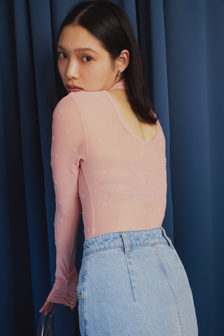 【WEB限定カラー】 [L.B CANDY STOCK]デコラティブスキンボディースーツ・ストレートデニムスカート・バックルブーツ・フープイヤリングを着用した女性