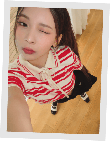 【LILY BROWN×MARY QUANT】クロップドリボンポロシャツ・マイクロミニパンツ・シアーレースハイソックス・メリージェーンパンプス・ミニボーリングトートバッグ・【LILY BROWN×MARY QUANT】デイジークリアイヤリング・【LILY BROWN×MARY QUANT】デイジーヘアクリップを着用した女性