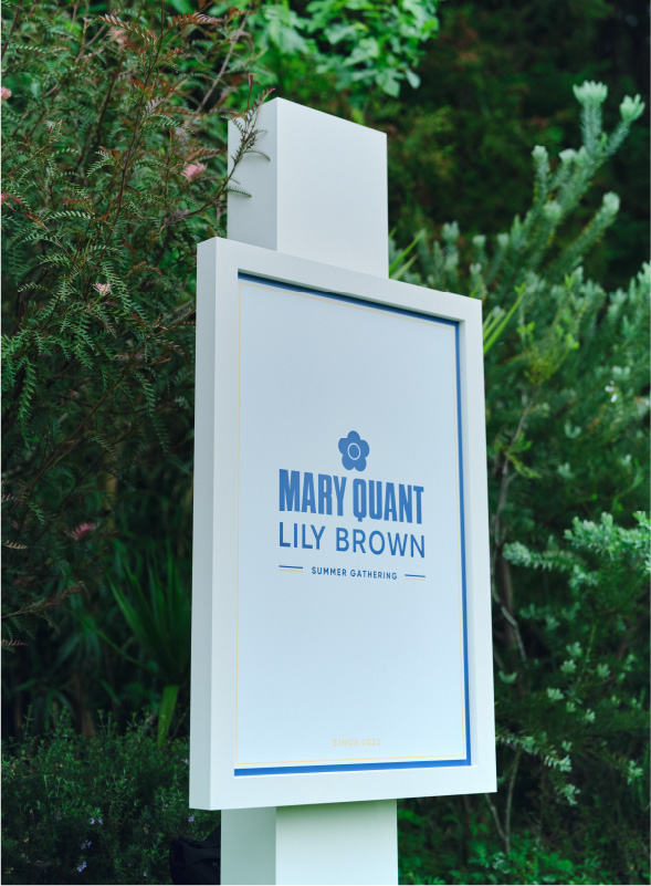 【LILY BROWN×MARY QUANT】シェルステッチクロップドTシャツ・レーストリムショートパンツ・タックカーブスウェットパンツ・[L.B CANDY STOCK]ラインストーンストラップサンダル・【LILY BROWN×MARY QUANT】ショルダーバッグ・【LILY BROWN×MARY QUANT】キャップ・【LILY BROWN×MARY QUANT】デイジーヘアクリップを着用した女性