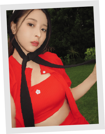 【LILY BROWN×MARY QUANT】ヴィンテージライクスウィムキャップ・【LILY BROWN×MARY QUANT】スリーピーススウィムウェア・【LILY BROWN×MARY QUANT】バスタオルを着用した女性