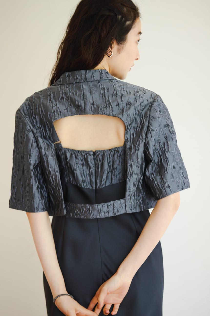 Back-open short jacket Satin docking dressを着用した女性