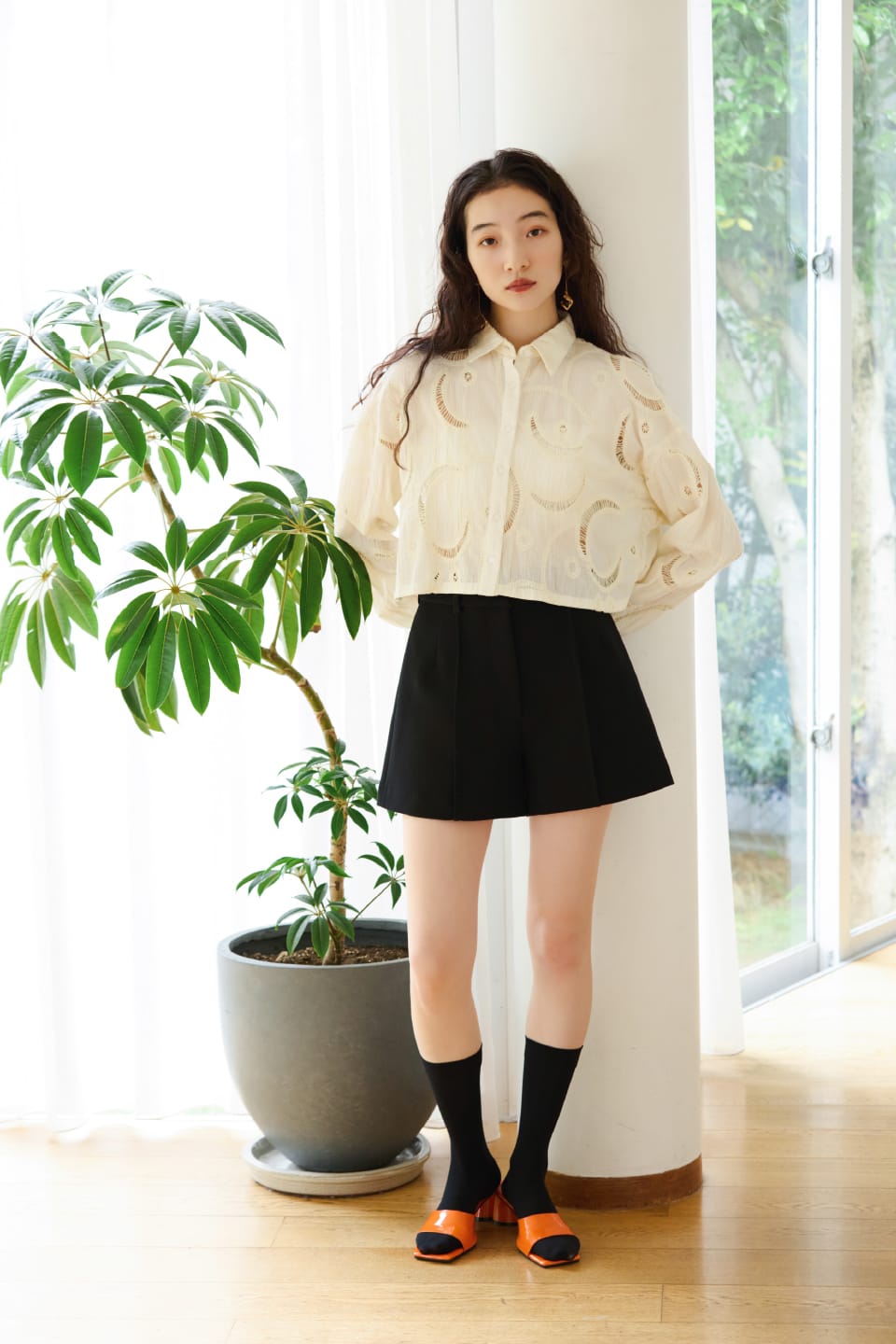 Patchwork lace short shirtを着用した女性