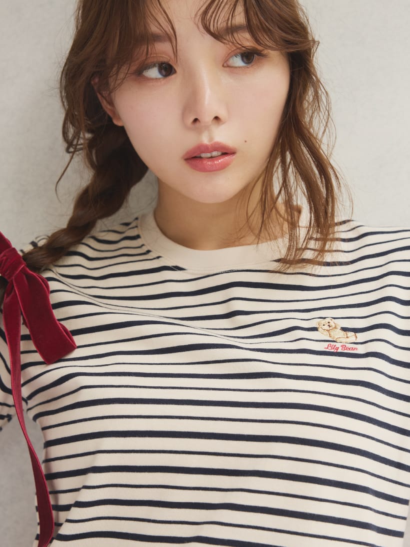 ﾘﾗｯｸｽLily Bear ﾎﾞｰﾀﾞｰTｼｬﾂを着た女性