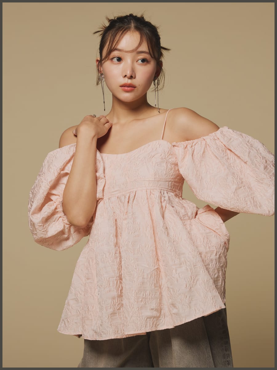 3WAY jacquard peplum bustierを着用した女性