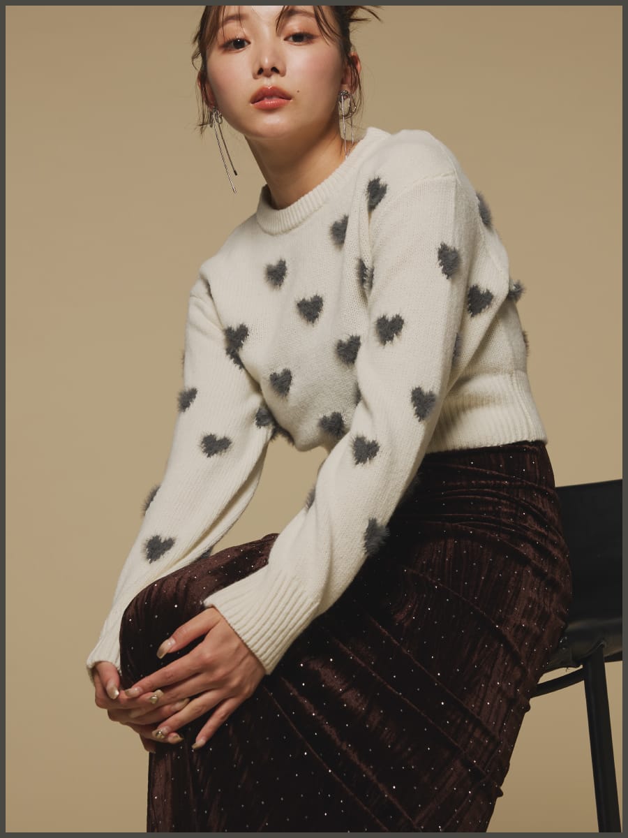 Variation feather motif knitを着用した女性