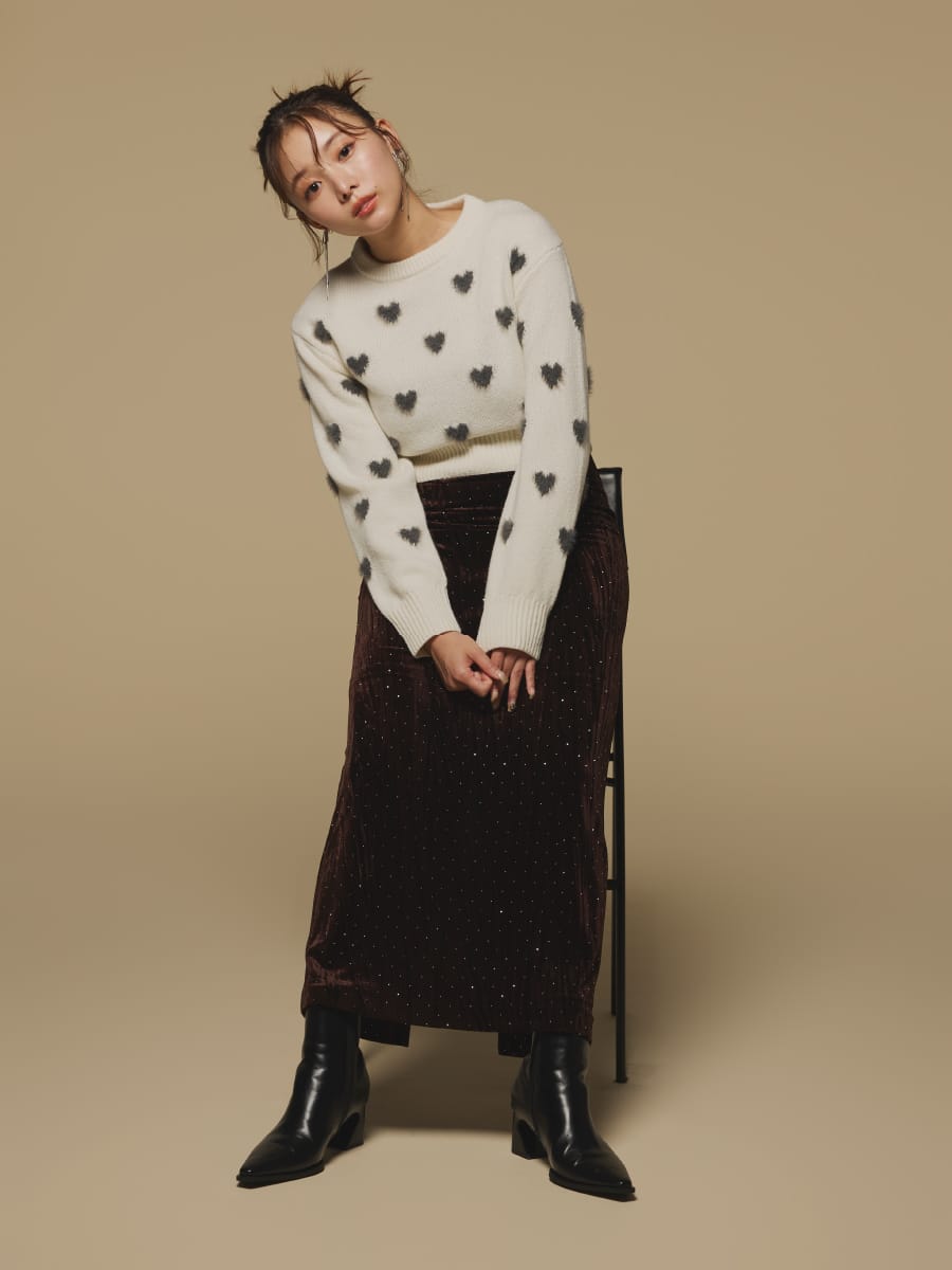 Variation feather motif knitを着用した女性