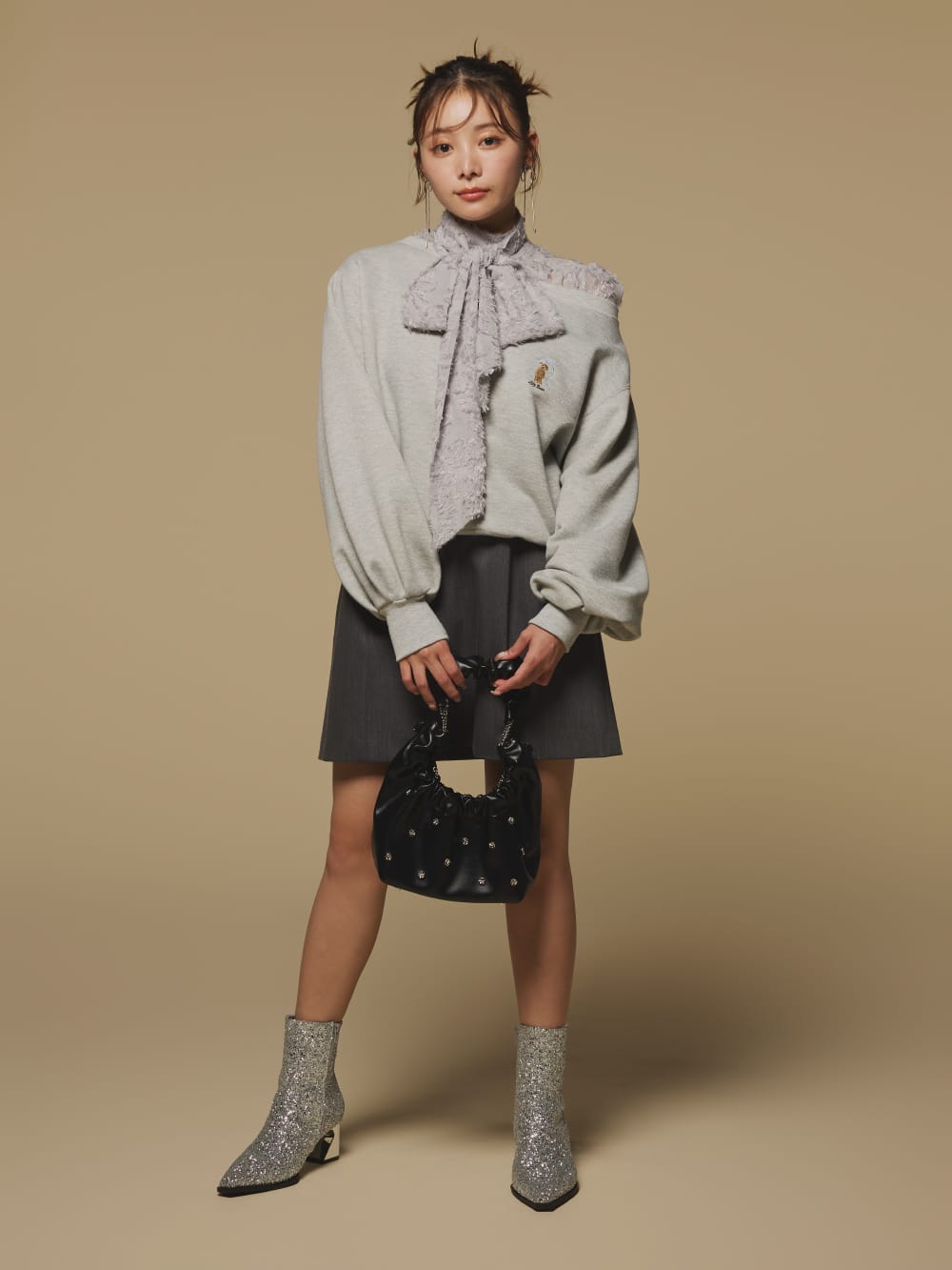 Lily Bear ribbon sweatを着用した女性
