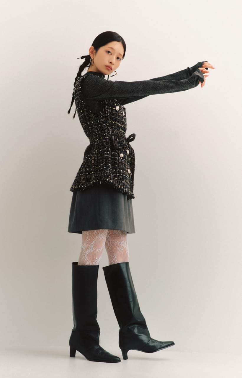 バリエーションオーバーサイズジレ&ハイネックシアーラメカットトップス&コクーンフレアミニスカート&レースタイツ&ワイドシャフトロングブーツを着た女性