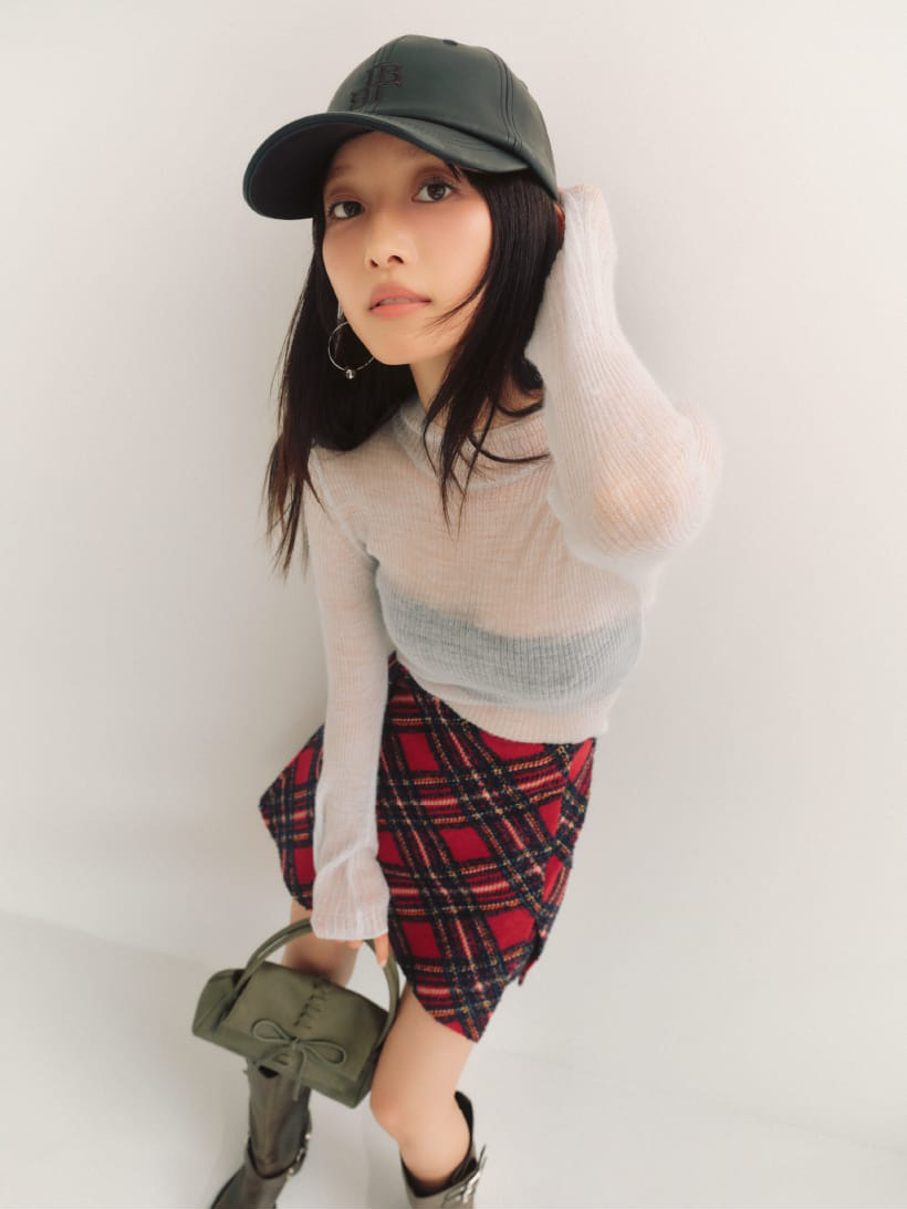 バリエーションオーバーサイズジレ&ハイネックシアーラメカットトップス&コクーンフレアミニスカート&レースタイツ&ワイドシャフトロングブーツを着た女性