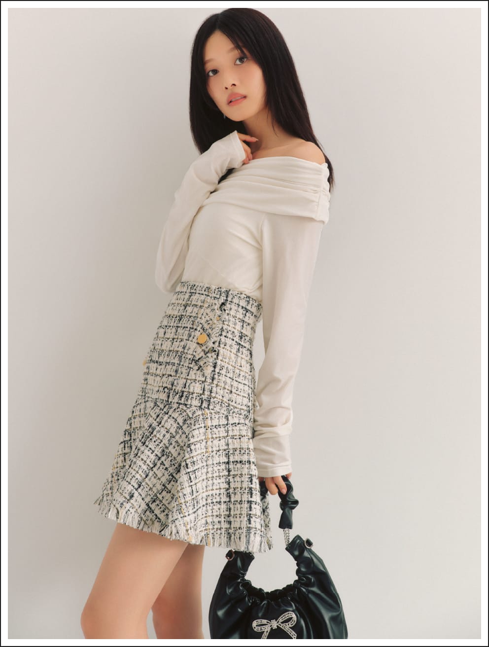 サイドホックオフショルダートップス&フリンジツイードミニスカート&バイカーブーツを着た女性