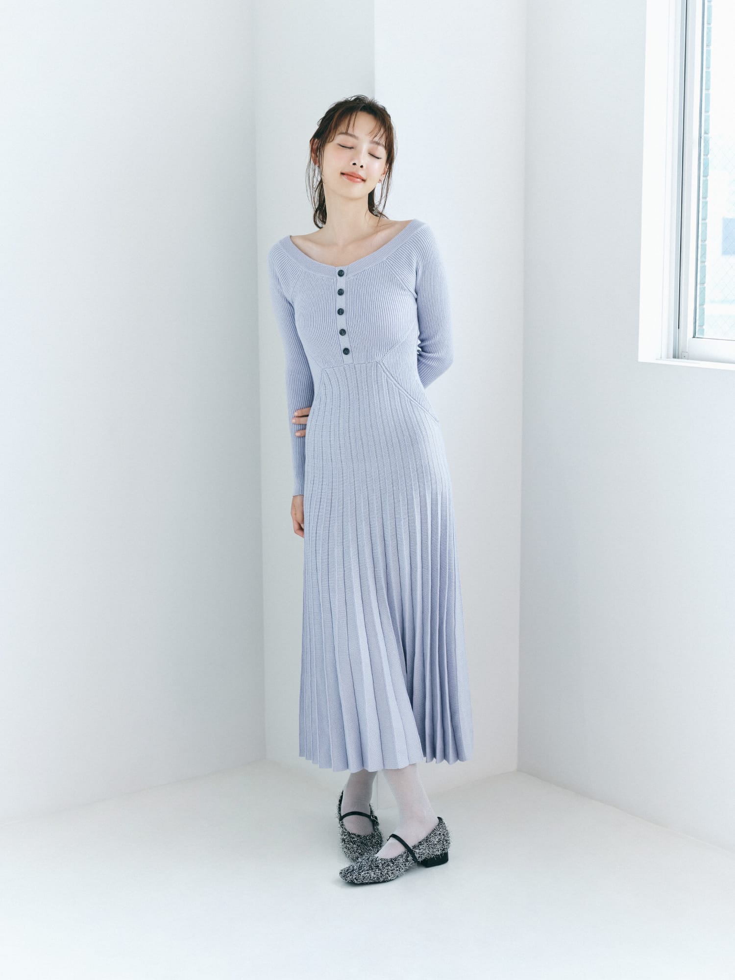 ラメニットワンピース&ストラップ付フラットパンプス&ストラップ付フラットパンプスを着た女性