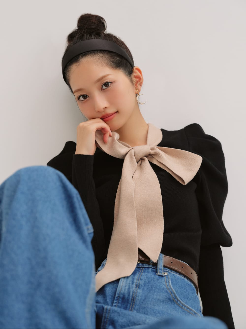 ボウタイニットセットアップ&ワイドシャフトロングブーツ&LBロゴイヤリング&バリエ口金バッグを着た女性