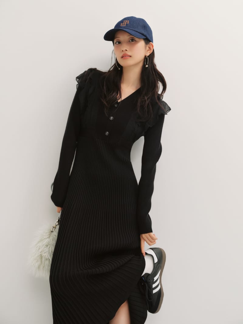 シフォンドッキングニットワンピース&LBロゴ刺繍キャップ&バリエ口金バッグ&ボールフープピアスを着た女性