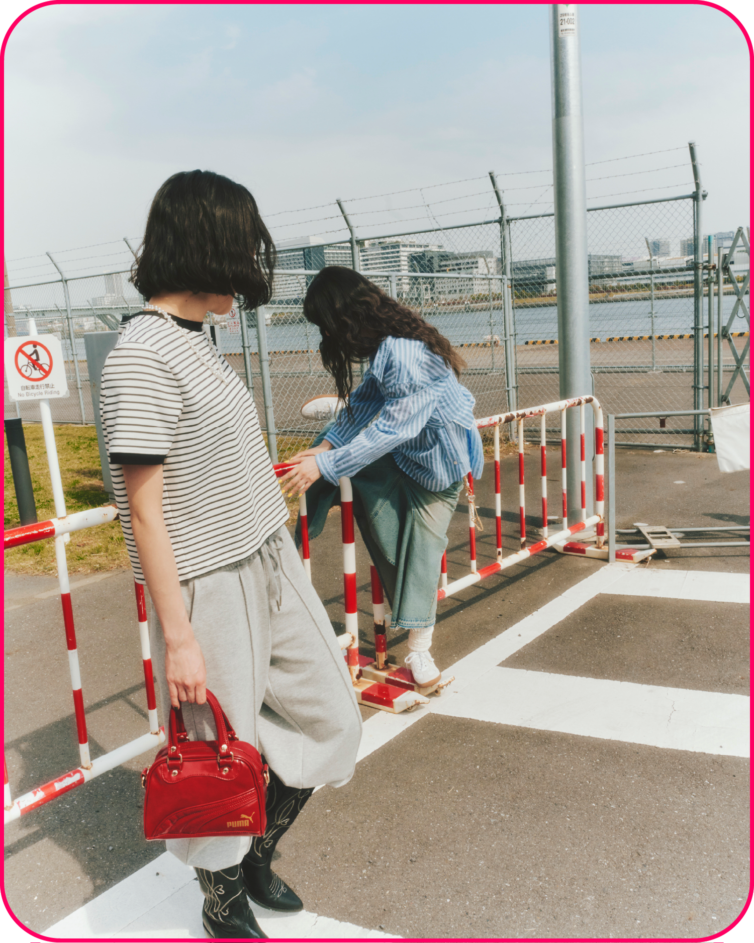 Lily Bearシアーオーバーシャツ・シアーシャツビスチェ・スイッチングマーメイドスカート・【LILY BROWN×PUMA】PALERMO LTH・ハートストーンカラーバリエーションネックレス・2WAYチェーンチャームネックレスを着用した女性