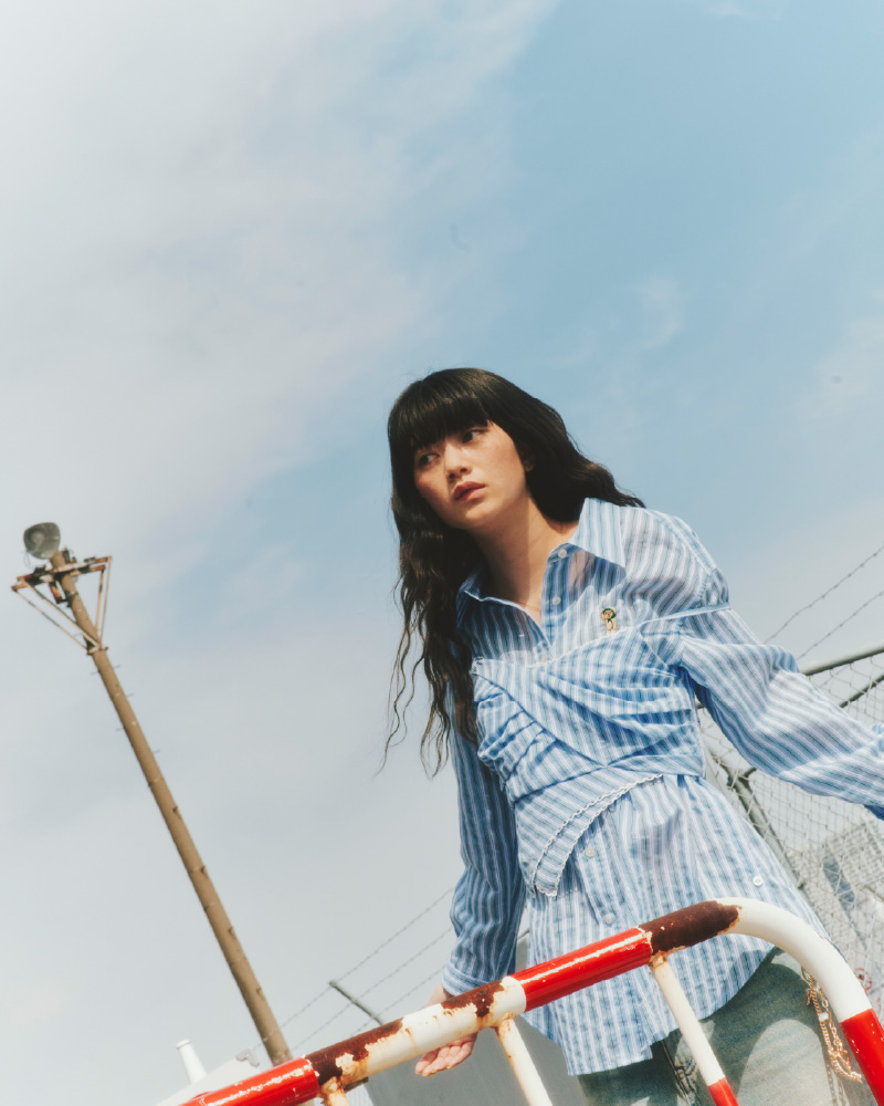 Lily Bearシアーオーバーシャツ・シアーシャツビスチェ・スイッチングマーメイドスカート・【LILY BROWN×PUMA】PALERMO LTH・ハートストーンカラーバリエーションネックレス・2WAYチェーンチャームネックレスを着用した女性