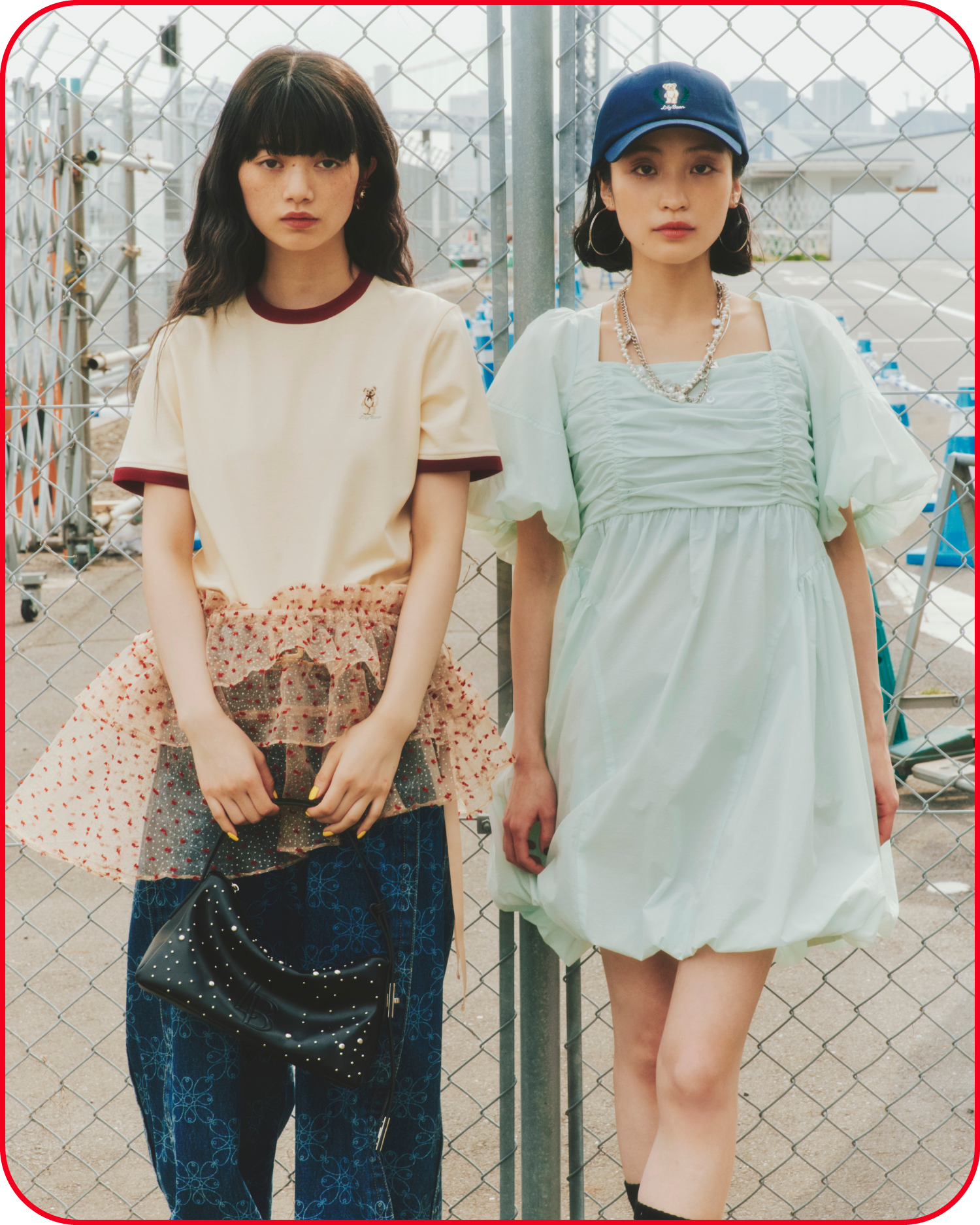Lily Bearキャップ・Lily Bearリブソックス・パフスリーブバルーンミニワンピース・バレエシューズ・メタルコンビパールネックレス・2WAYチェーンチャームネックレス・フープピアスを着用した女性