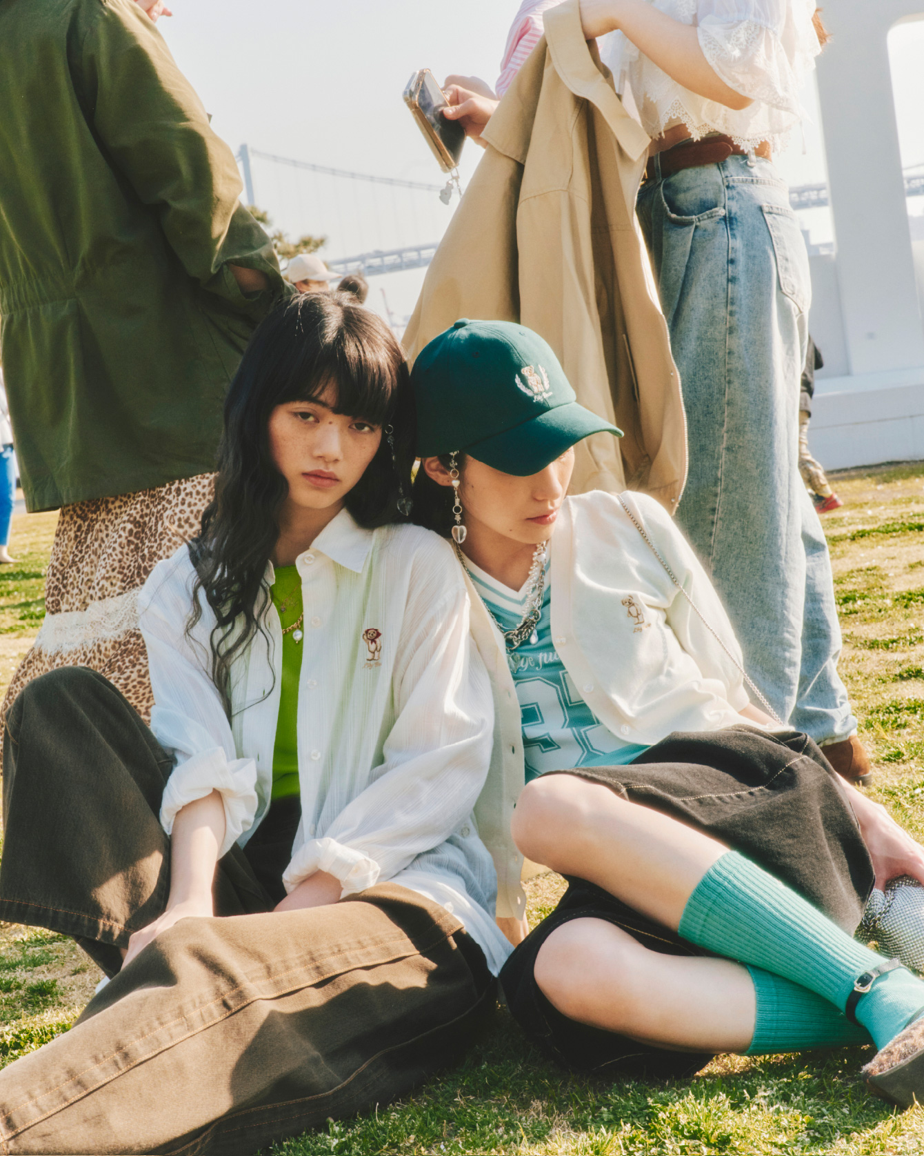 Lily Bearキャップ・Lily Bearハーフスリーブカーディガン・Lily Bearリブソックス・サイドレースナンバリングTシャツ・カーブドロストハーフデニムパンツ・サテンハートパンプス・ビジューミニショルダーバッグ・バリエーションスリーピン・メタルコンビパールネックレス・2WAYチェーンチャームネックレス・モチーフチェーンバッグチャームを着用した女性