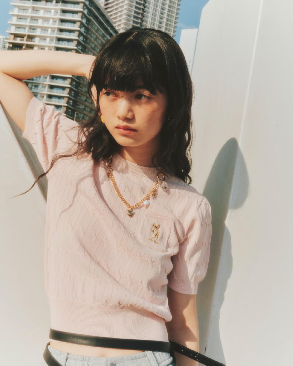 Lily Bearケーブルニットプルオーバー・カーブドロストハーフデニムパンツ・【LILY BROWN×PUMA】ミニグリップショルダーバッグ・ダブルベルトバッグ・モチーフチェーンバッグチャーム・2WAYチェーンチャームネックレスを着用した女性