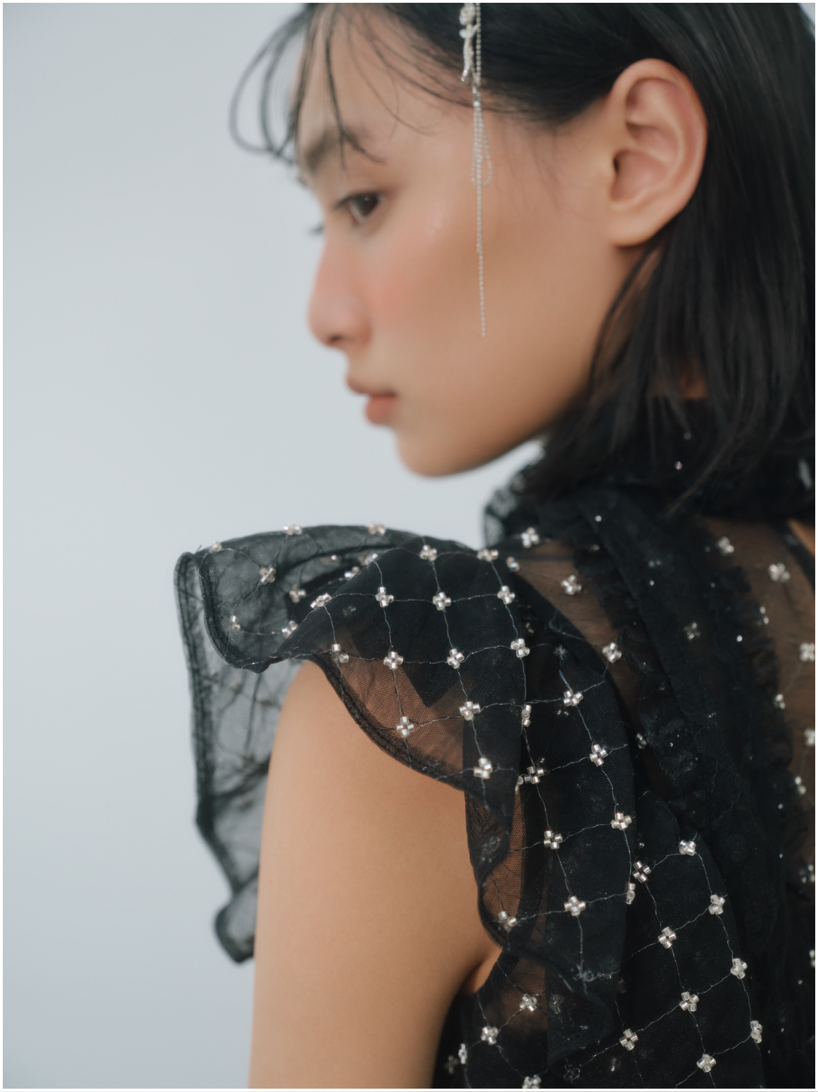 [L.B CANDY STOCK]ボウタイビジューブラウス・[L.B CANDY STOCK]フラワービジューミニスカート・バリエーションスリーピン・【LILY BROWN × ANNA SUI】レースソックス・[L.B CANDY STOCK]ビジュー付きスニーカーソールサンダルを着用した女性