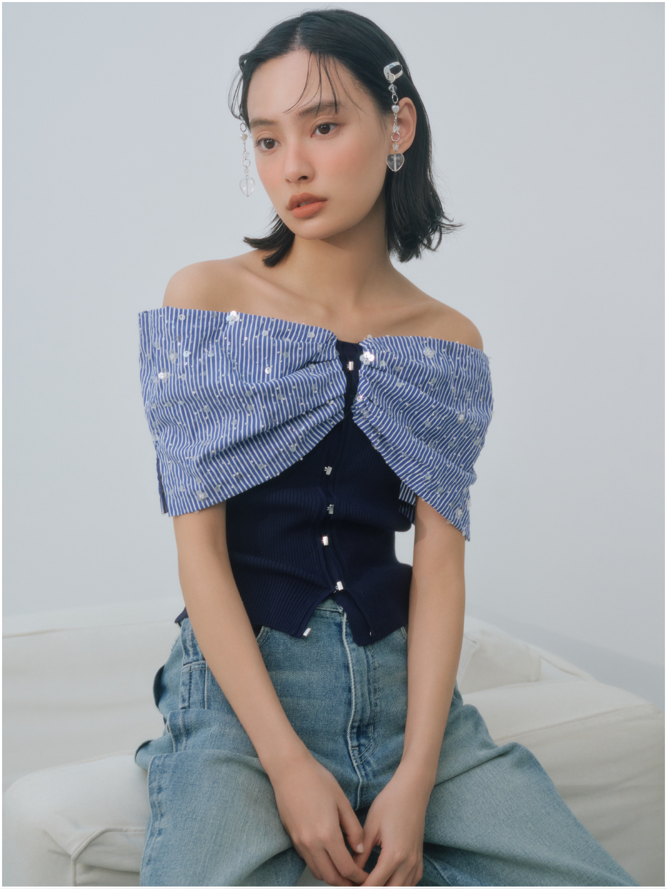 BIGリボンビジューニットトップス・【WEB限定00サイズ】ルーズフィットワイドデニムパンツ・バリエーションスリーピン・[L.B CANDY STOCK]ビジューミニショルダーバッグを着用した女性