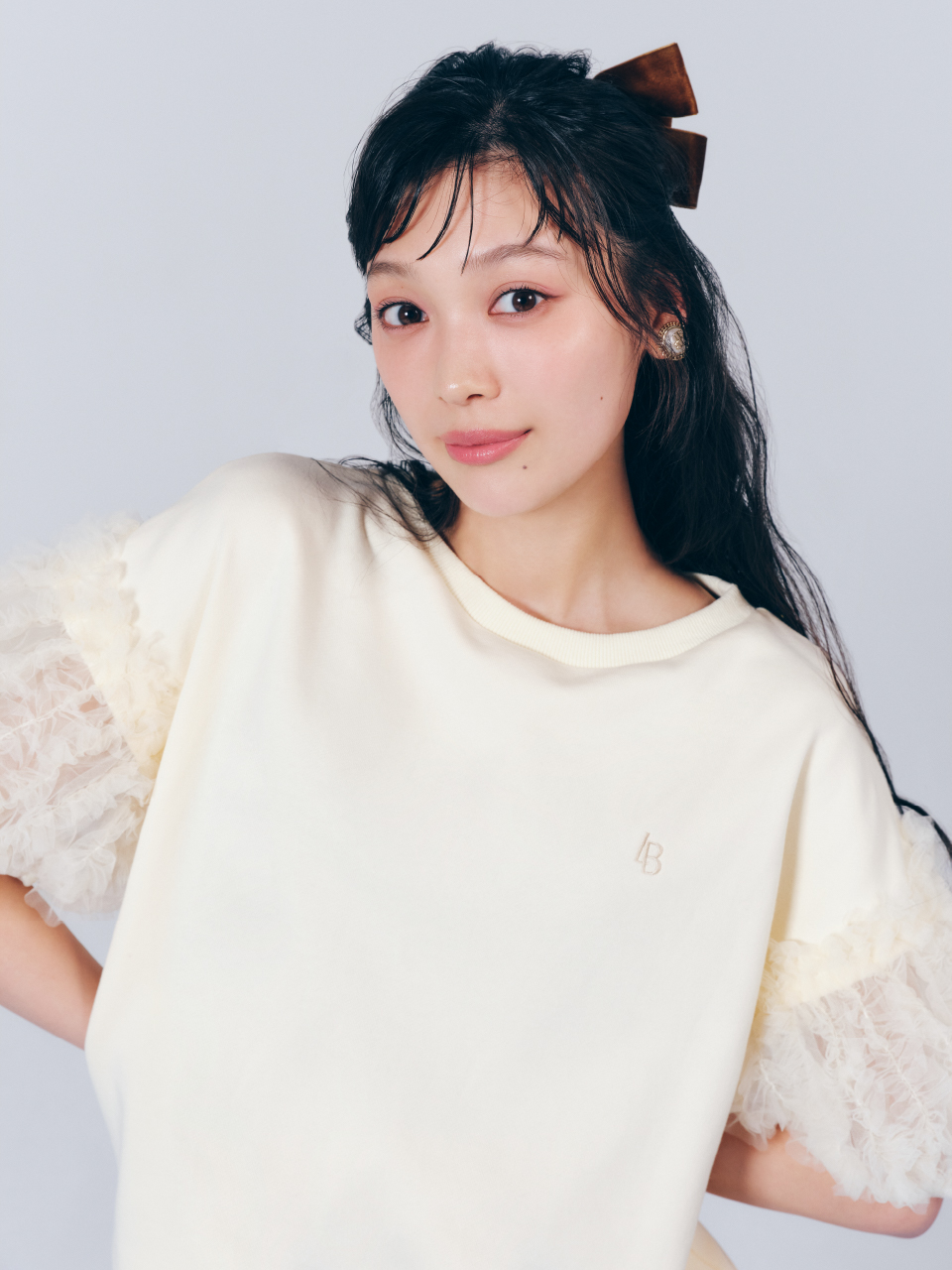 ミニフリルスウェットワンピース・【LILY BROWN Lingerie】レーシーショートパンツ・ベロアリボンバレッタ・ヴィンテージモチーフイヤリング・3バックルミドルブーツを着用した女性