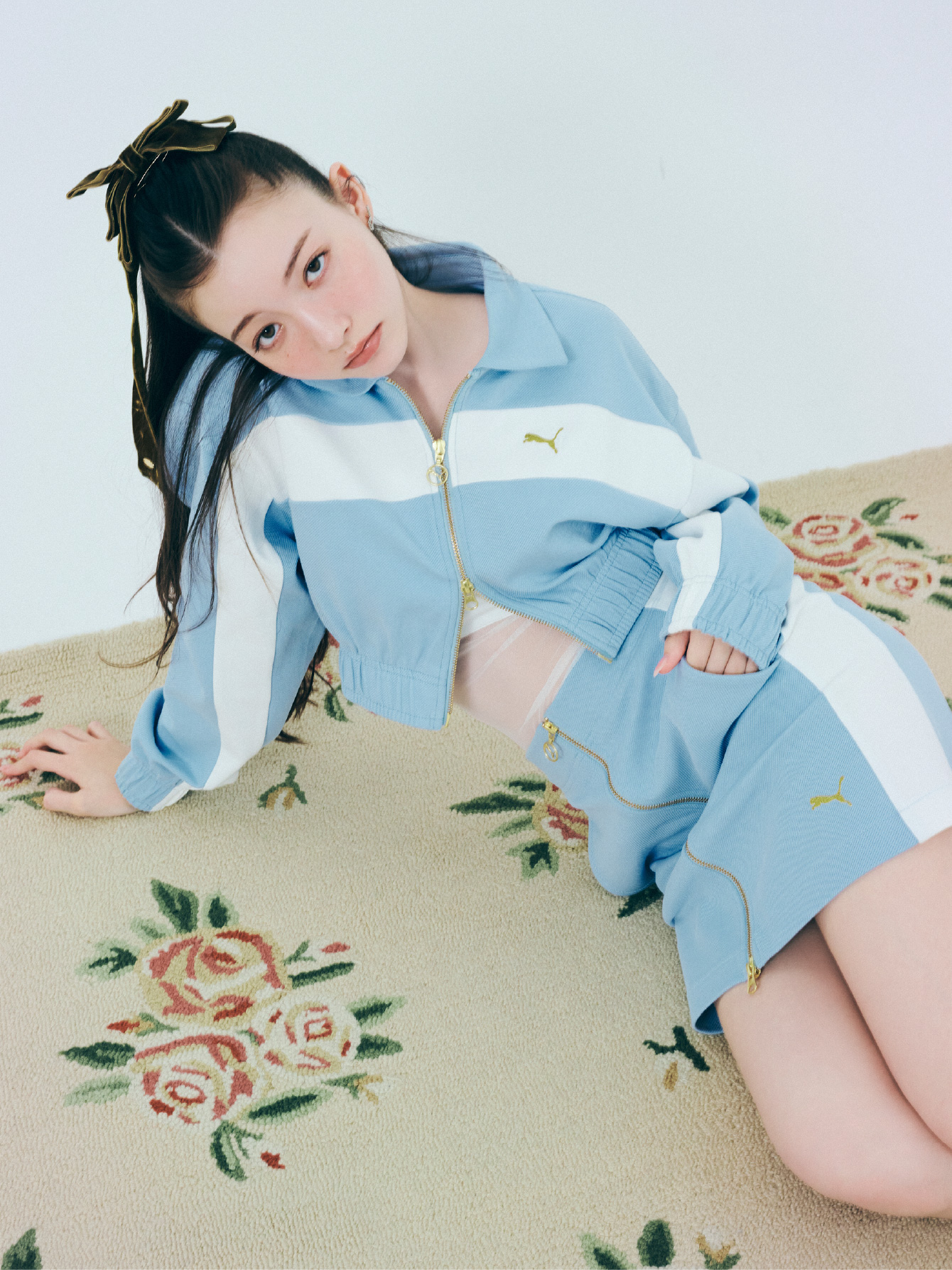 ジャケット、インナースカート、バレッター、ピアス、シューズを着用した女性
