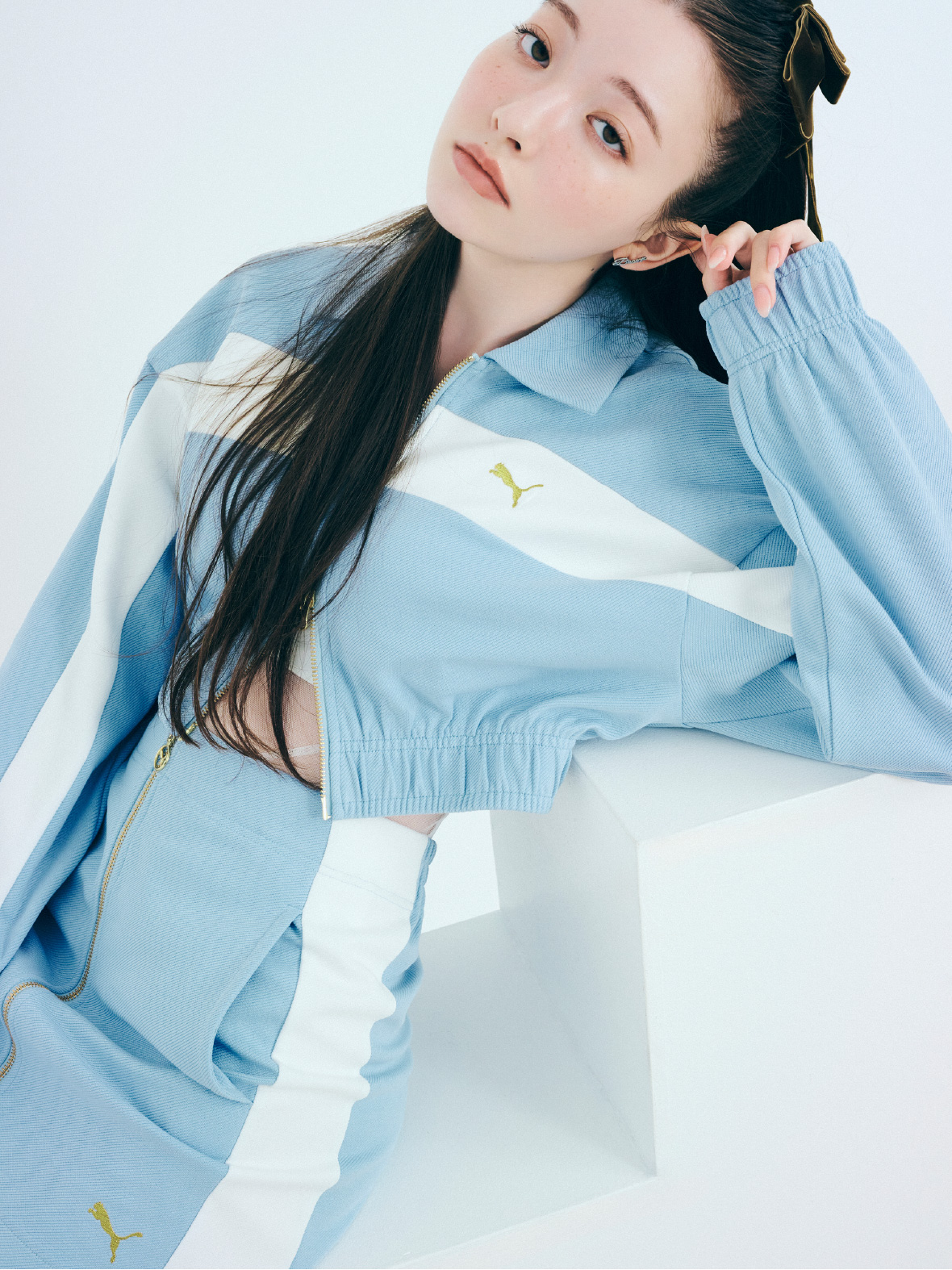 ジャケット、インナースカート、バレッター、ピアス、シューズを着用した女性