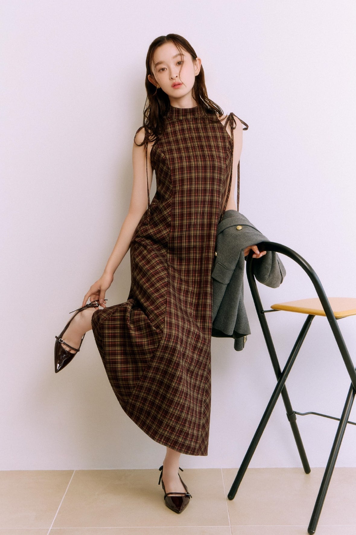 アメスリチェックワンピースとLILY BROWNロゴピアスとリボンスリングバックパンプスの着用例